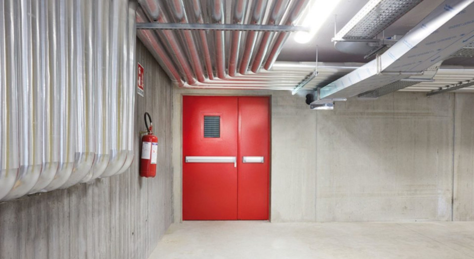 Egyedi piros tűzgátló ajtó beépítése