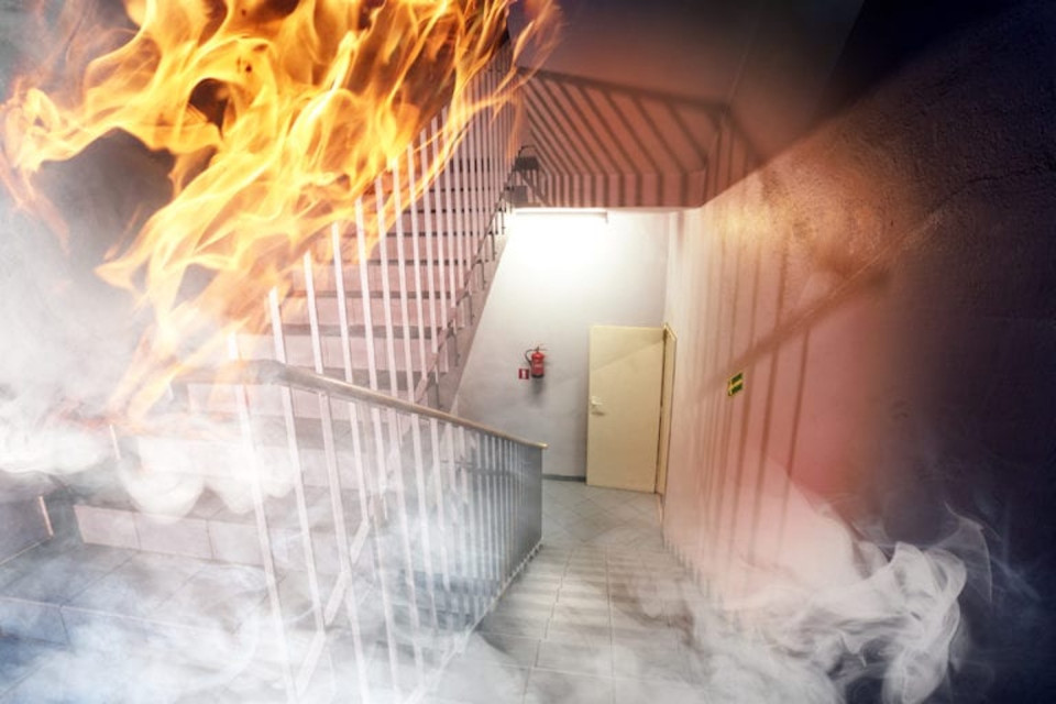 Füst és tűzgátló ajtók egy lépcsőházban
